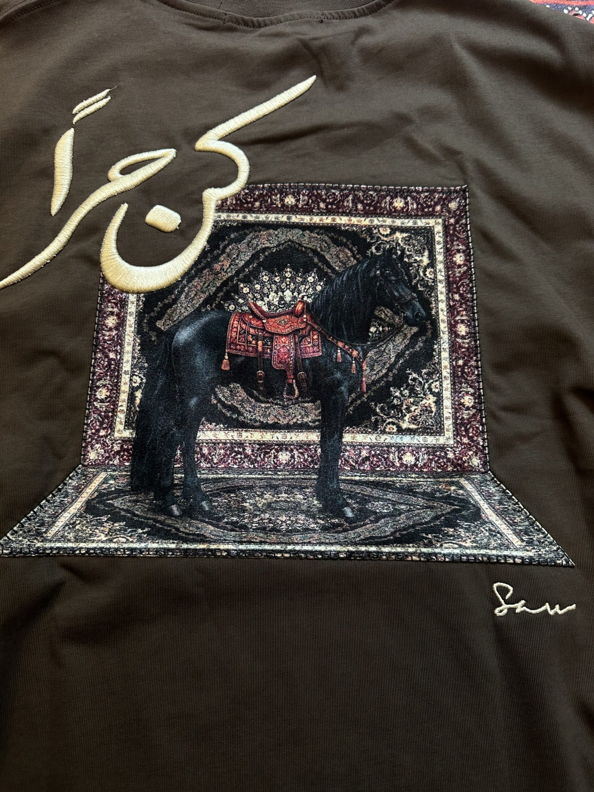 Kahverengi Horse Halı Patçh T-shirt - Görsel 3