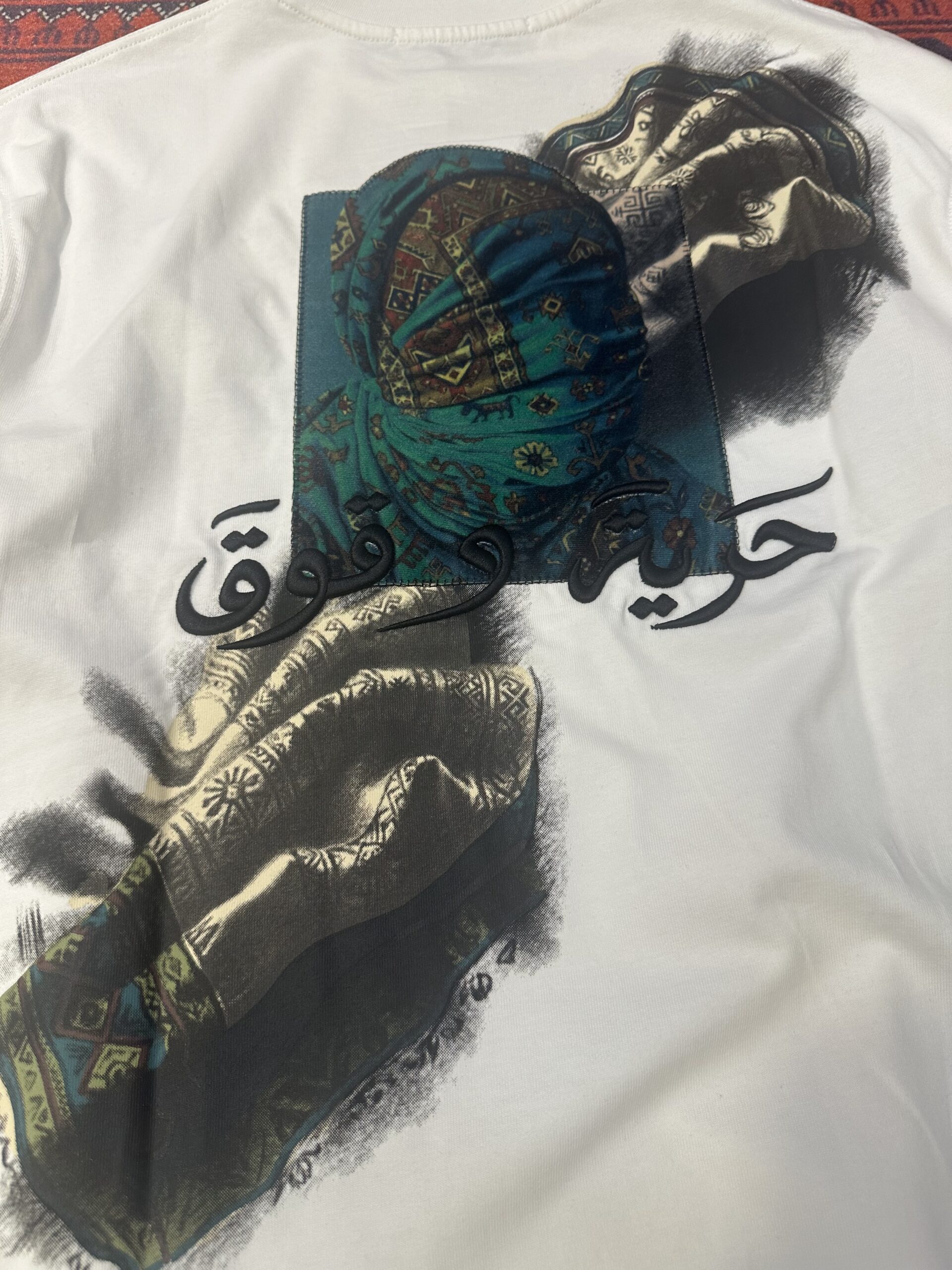 Beyaz Etnik Desen Hürriyet Patçh T-shirt - Görsel 3